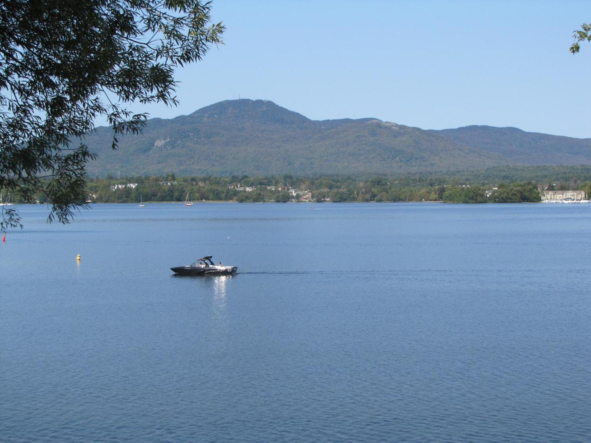Location Tourisme Estrie - Oberge Du Village Magog Exterior photo