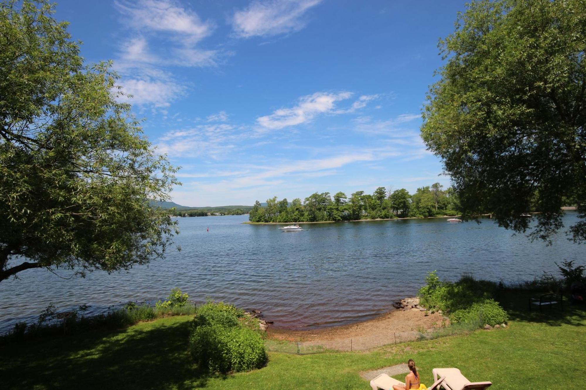 Location Tourisme Estrie - Oberge Du Village Magog Exterior photo