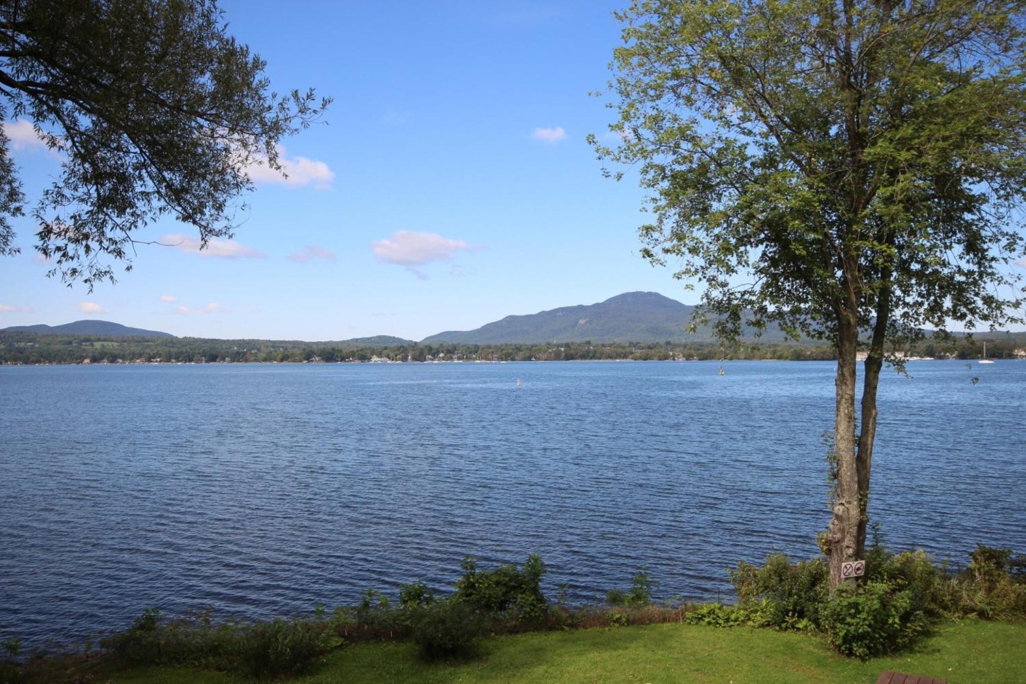 Location Tourisme Estrie - Oberge Du Village Magog Exterior photo